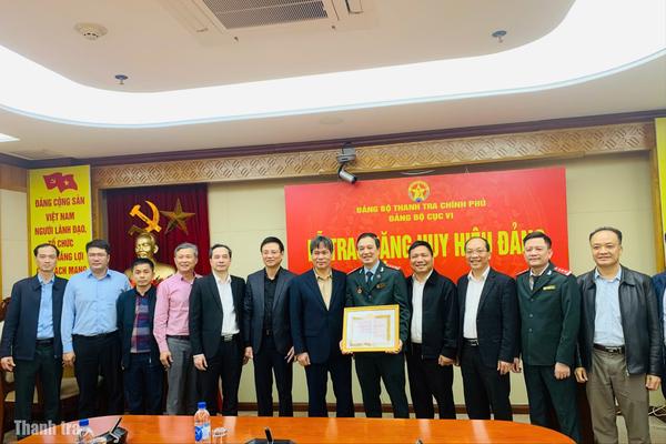 Thanh tra Chính phủ trao Huy hiệu 30 năm tuổi Đảng cho đảng viên Đỗ Mạnh Long