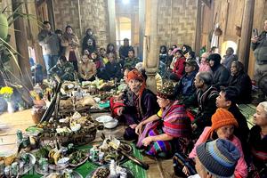 Azakanh dưới chân núi thiêng Târ công