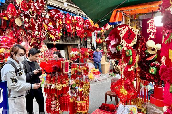 Hà Nội những ngày giáp Tết: Thành phố khoác áo Xuân