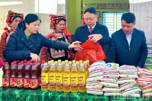 Thanh tra tỉnh Lai Châu chung tay mang Tết ấm đến đồng bào vùng biên