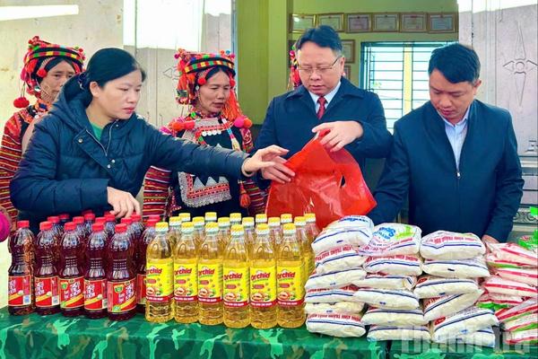 Thanh tra tỉnh Lai Châu chung tay mang Tết ấm đến đồng bào vùng biên