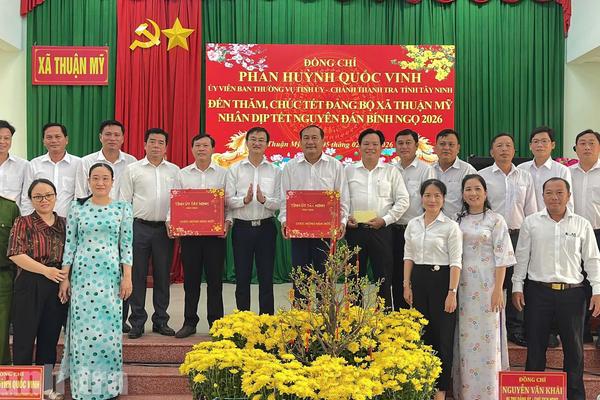 Chánh Thanh tra tỉnh Tây Ninh trao quà của Bí thư Tỉnh ủy cho gia đình chính sách tại xã Thuận Mỹ