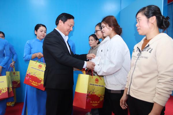 Phó Chủ tịch Quốc hội Nguyễn Khắc Định tặng quà Tết, động viên người lao động khó khăn tại Khánh Hòa