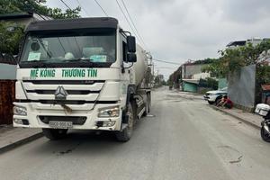 Xe trộn bê tông cày nát đường dân sinh, CSGT TPHCM vào cuộc xử lý