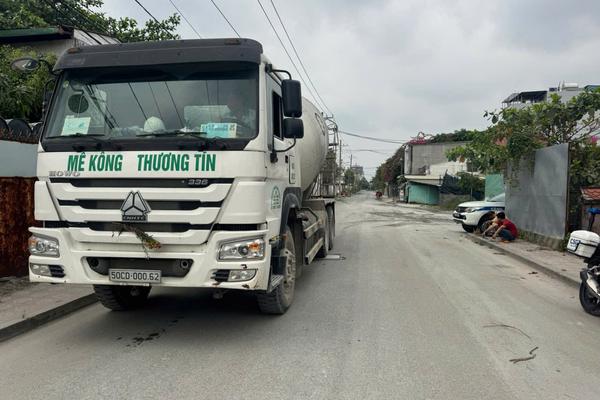 Xe trộn bê tông cày nát đường dân sinh, CSGT TPHCM vào cuộc xử lý
