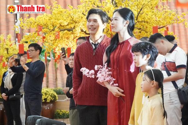 Nghệ thuật rộn ràng, mua sắm sôi động ngày cuối tuần tại Hội chợ Mùa Xuân 2026