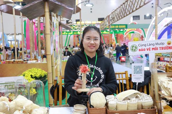 Người dân đổ về Hội chợ Mùa Xuân sắm Tết