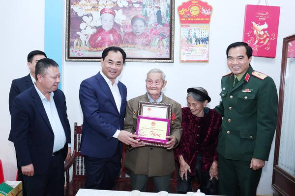 Lào Cai: 100% quà Tết cho hộ nghèo đã chuyển về địa phương