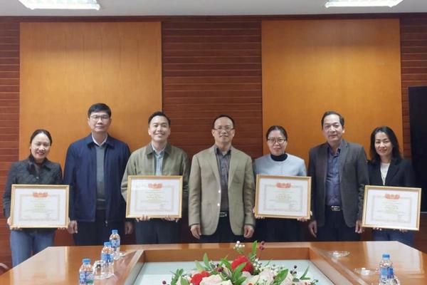 Trường Cán bộ Thanh tra khen thưởng đột xuất cho tập thể, cá nhân trong tổ chức Lớp bồi dưỡng nghiệp tại Lào Cai