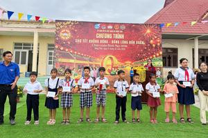 CCL INVEST trao quà cho học sinh có hoàn cảnh khó khăn tại xã Hồng Thái