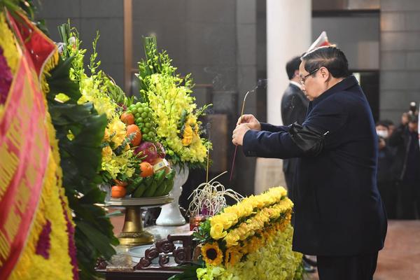 Thủ tướng và nhiều lãnh đạo viếng nguyên Phó Chủ tịch Hội đồng Bộ trưởng Đoàn Duy Thành