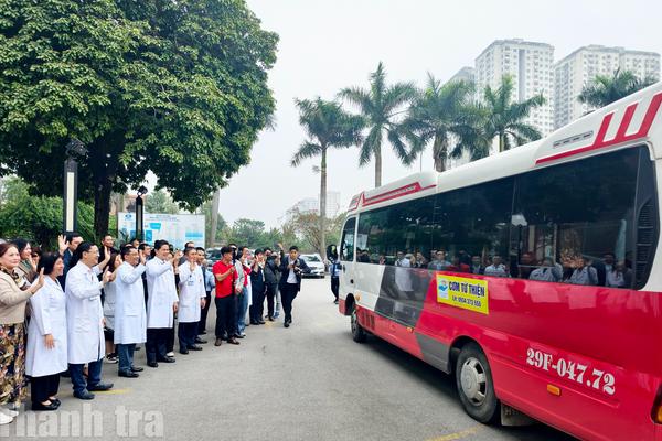 Chuyến xe yêu thương đưa bệnh nhân ung thư về quê đón Tết