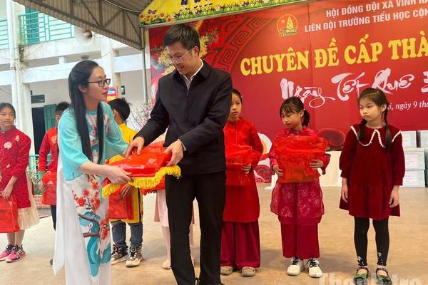 Toà án nhân dân Khu vực 7 - Hải Phòng trao tặng quà Tết cho 15 em học sinh có hoàn cảnh đặc biệt khó khăn