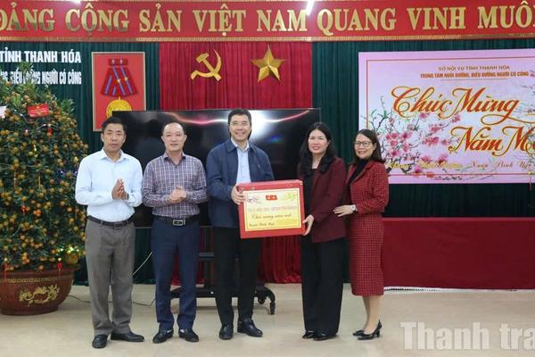Lãnh đạo tỉnh Thanh Hóa thăm bệnh nhân và đội ngũ y tế Bệnh viện Đa khoa Hà Trung dịp Tết