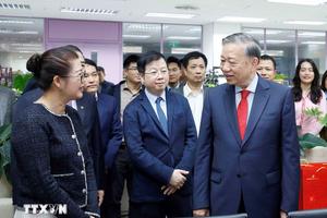Tổng Bí thư Tô Lâm thăm, chúc Tết cán bộ, phóng viên VTV và VOV