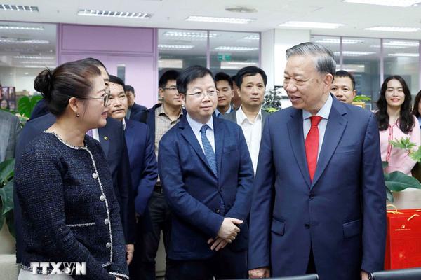 Tổng Bí thư Tô Lâm thăm, chúc Tết cán bộ, phóng viên VTV và VOV