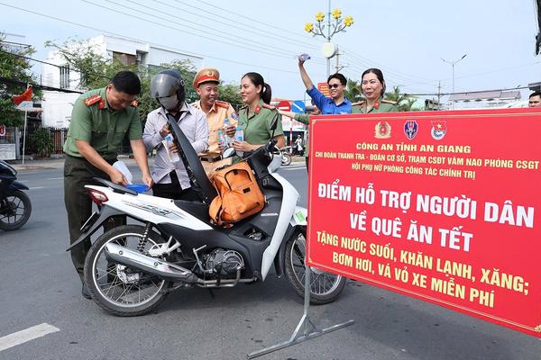 Công an tỉnh An Giang tiếp sức người dân về quê dịp Tết Bính Ngọ 2026