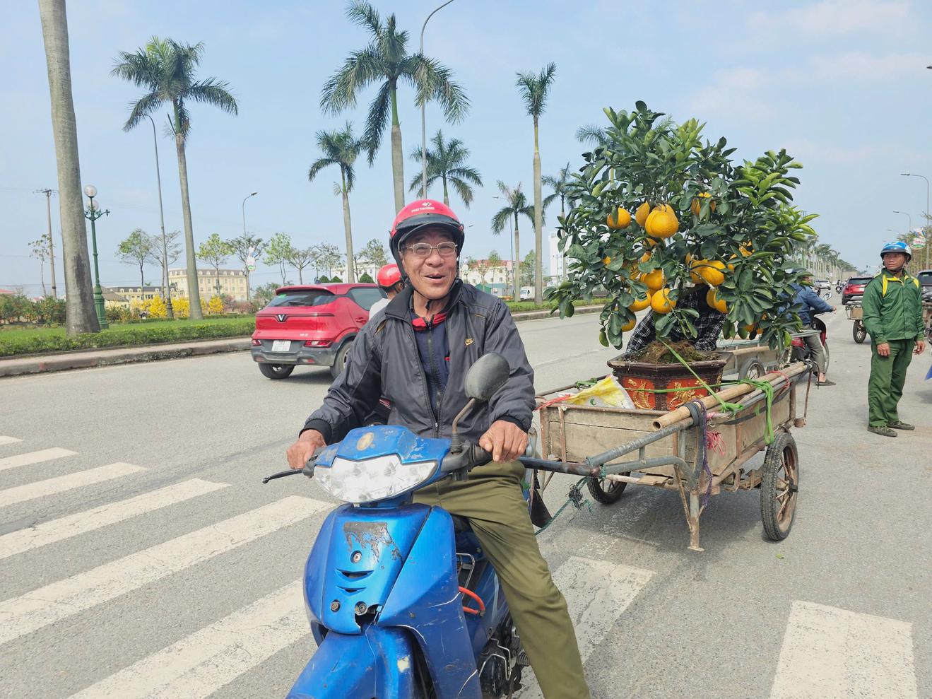 Nghề "vận chuyển mùa Xuân" trên phố thị Hà Tĩnh