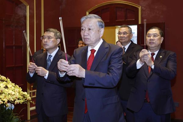 Tổng Bí thư dâng hương tại Hoàng thành Thăng Long và tưởng niệm Bác Hồ tại Nhà 67