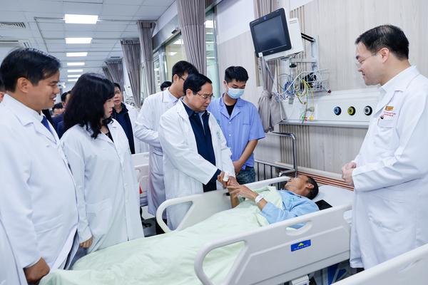 Thủ tướng kiểm tra công tác ứng trực Tết tại Bệnh viện Bạch Mai, Việt Đức