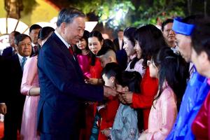 Tổng Bí thư Tô Lâm dâng hương tại tượng đài Vua Lý Thái Tổ, chúc Tết người dân Thủ đô
