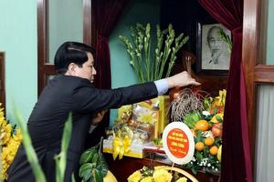 Trước giao thừa, Chủ tịch nước Lương Cường dâng hương tưởng niệm Bác Hồ