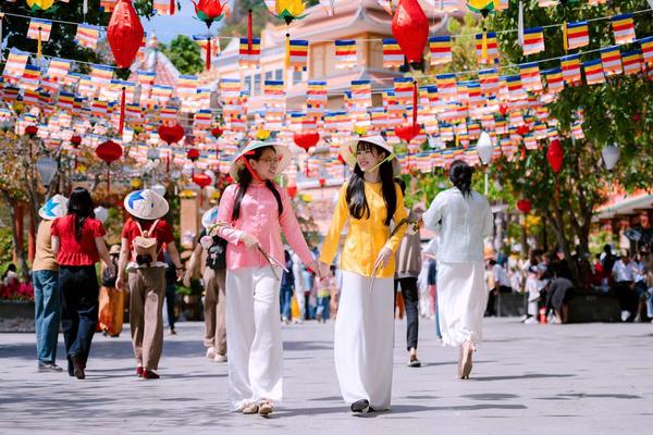 Không khí lễ Hội xuân Bà Đen bùng nổ ngày đầu xuân mới