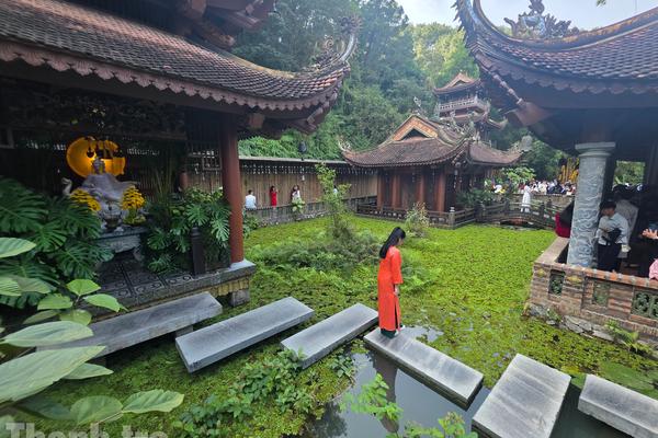 "Biển người" du Xuân tại chùa Địa Tạng Phi Lai tự