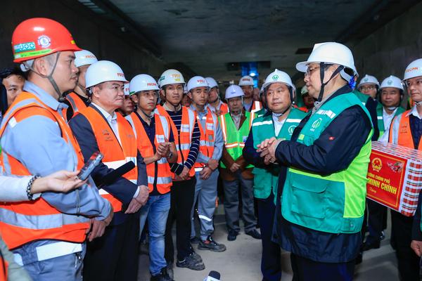 Thủ tướng kiểm tra công trường đường sắt đô thị Nhổn - Ga Hà Nội