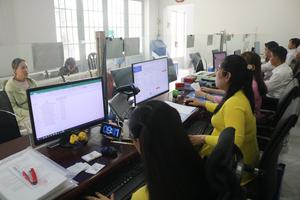 Nhiều phường ở TPHCM "đua" giải quyết thủ tục hành chính trong ngày khai Xuân