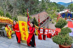 Khai bút Xuân Bính Ngọ 2026 tại Đền thờ Vạn thế sư biểu Chu Văn An