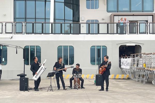 Lần đầu tiên, gần 700 du khách tàu biển quốc tế đến Hạ Long được chào đón bằng âm nhạc