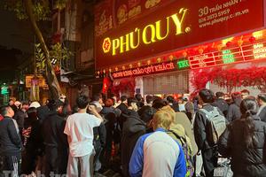 Người dân xếp hàng xuyên đêm săn vàng ngày vía Thần Tài