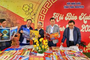 Thái Nguyên: Ấn tượng về Báo Thanh tra tại Lễ hội Lồng Tồng Ba Bể