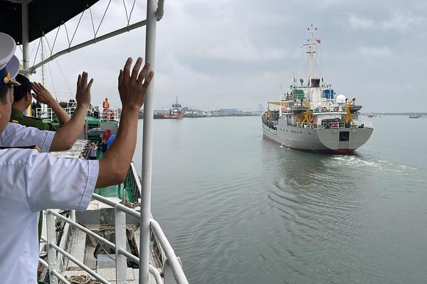 Mang thùng phiếu ra khơi: Đảm bảo mọi cán bộ, chiến sĩ đều được tham gia ngày hội lớn