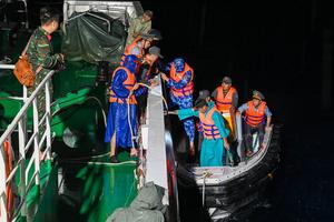 TPHCM: Vượt mưa giông, tổ chức bầu cử sớm cho cán bộ, chiến sĩ Tàu CSB 6008