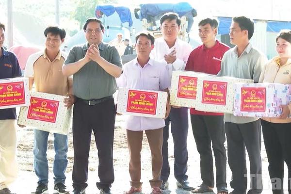 Thủ tướng Phạm Minh Chính thăm, tặng quà người dân Khu tái định cư Quảng Đức
