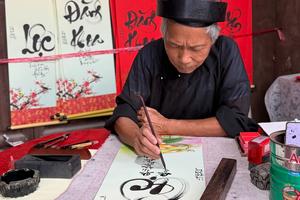 Xin chữ đầu xuân: Khi người trẻ “tự nguyện” giữ truyền thống