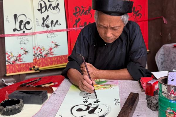 Xin chữ đầu xuân: Khi người trẻ “tự nguyện” giữ truyền thống