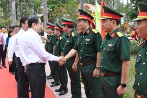 Chủ tịch Quốc hội Trần Thanh Mẫn thăm, làm việc với Sư đoàn 9, Quân đoàn 34