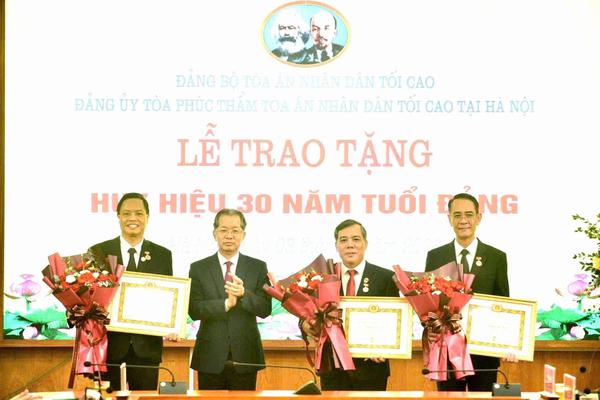 Chánh án Nguyễn Văn Quảng trao Huy hiệu 30 năm tuổi Đảng cho ba đảng viên