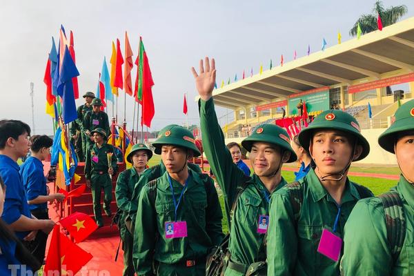 Chủ tịch UBND tỉnh Khánh Hòa Trần Phong dự lễ giao nhận quân năm 2026