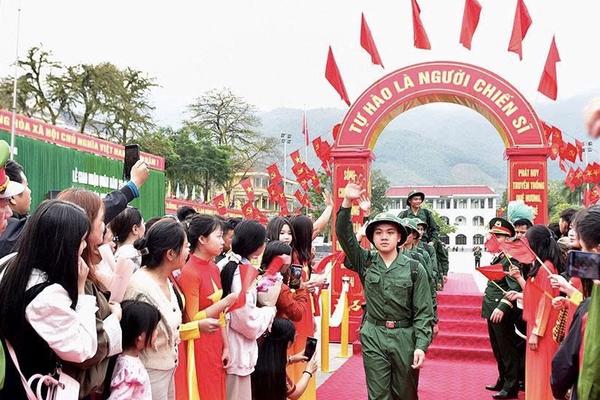 Hàng ngàn thanh niên Tuyên Quang hăng hái lên đường bảo vệ Tổ quốc