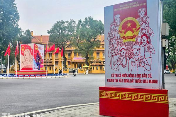 Theo dấu sắc đỏ cờ hoa trên khắp phố phường Thủ đô, hướng về Ngày hội non sông