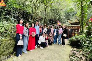 Báo Thanh tra thăm quan Quần thể Danh thắng Chùa Tiên - Đầm Đa nhân dịp 8/3