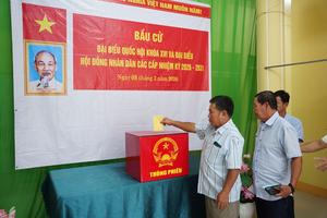 Cử tri đặc khu Thổ Châu nô nức đi bầu cử sớm