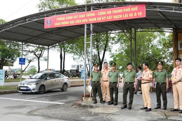Giám đốc Công an TP Huế kiểm tra công tác sát hạch lái xe, nâng cao chất lượng phục vụ người dân