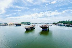 2 tàu cá Quảng Ngãi chở 70 ngư dân hỏng máy, cầu cứu hỗ trợ trên biển