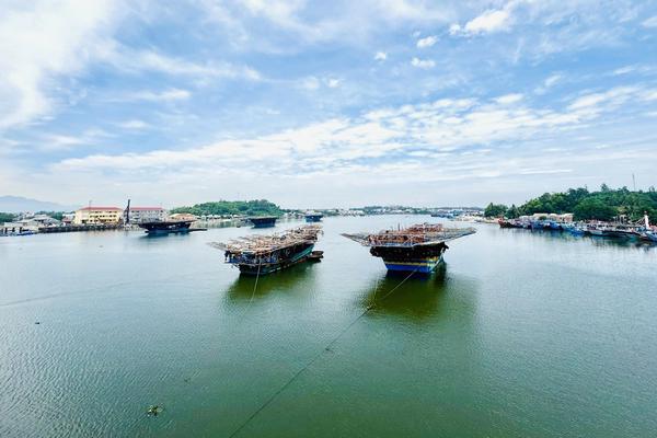 2 tàu cá Quảng Ngãi chở 70 ngư dân hỏng máy, cầu cứu hỗ trợ trên biển