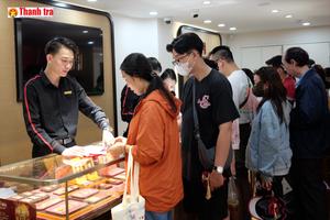 Giá vàng hôm nay 12/3: Vàng thế giới lùi về 5.156 USD, trong nước vẫn neo cao